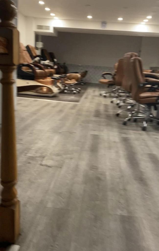 曼哈顿中城黄金地段临街旺铺招租，可做美甲，按摩，美容等 class=